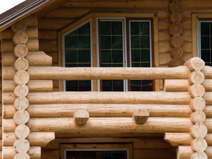 Фото: красивое окно в деревянном доме&nbsp;